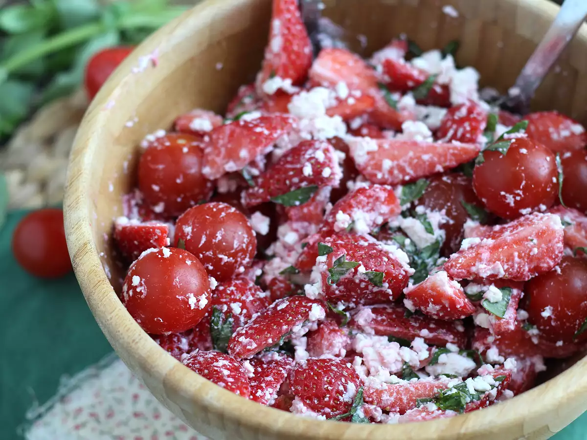 Çilekli, domatesli, beyaz peynirli ve fesleğenli salata - fotoğraf 3