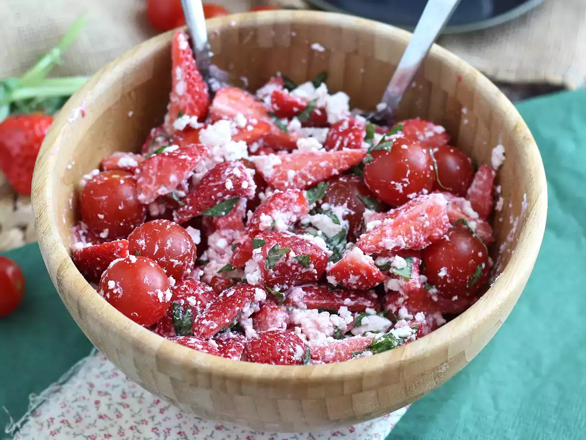 Çilekli, domatesli, beyaz peynirli ve fesleğenli salata - fotoğraf 4