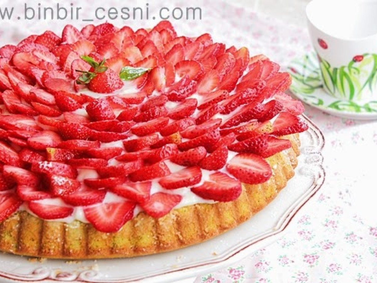 Çilekli, Fıstıklı Tart Kek