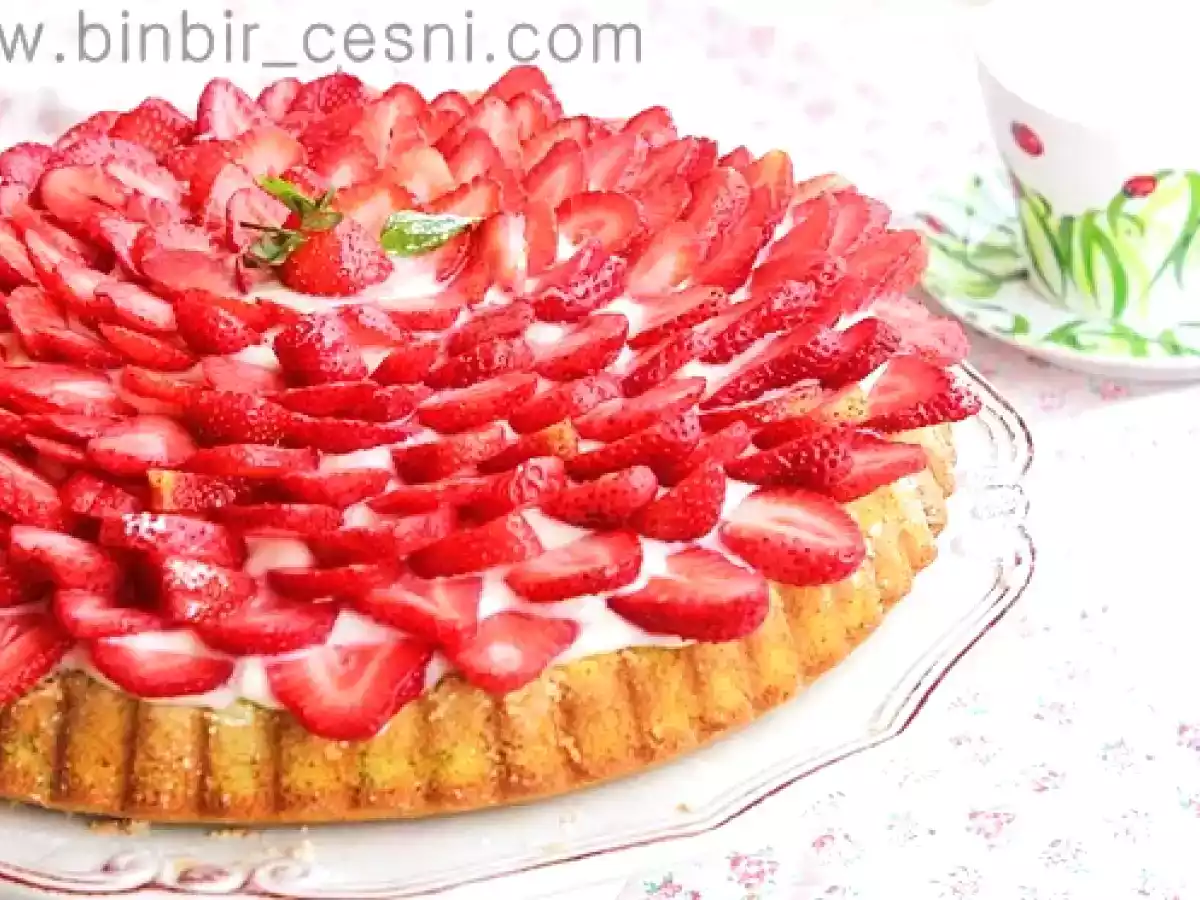 Çilekli, Fıstıklı Tart Kek