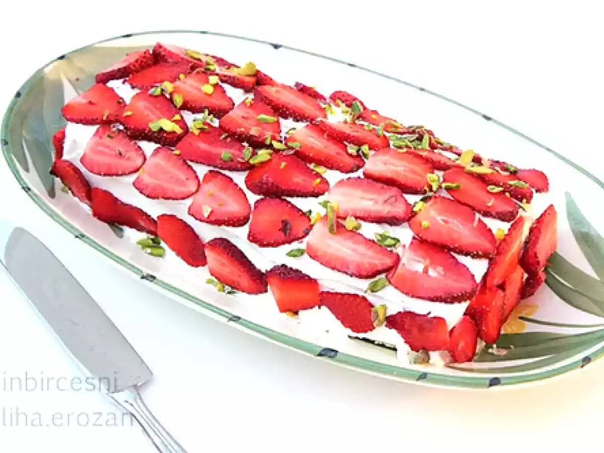 Çilekli Rulo Pasta ve Rulo Pasta Nasıl Yapılır?