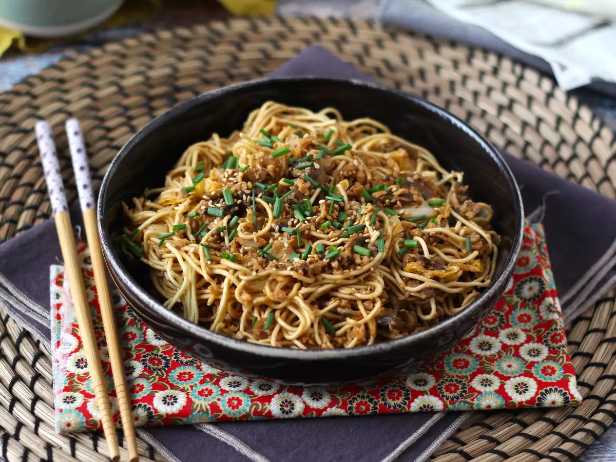 Çin noodle wok (sebze ve dokulu soya proteini)