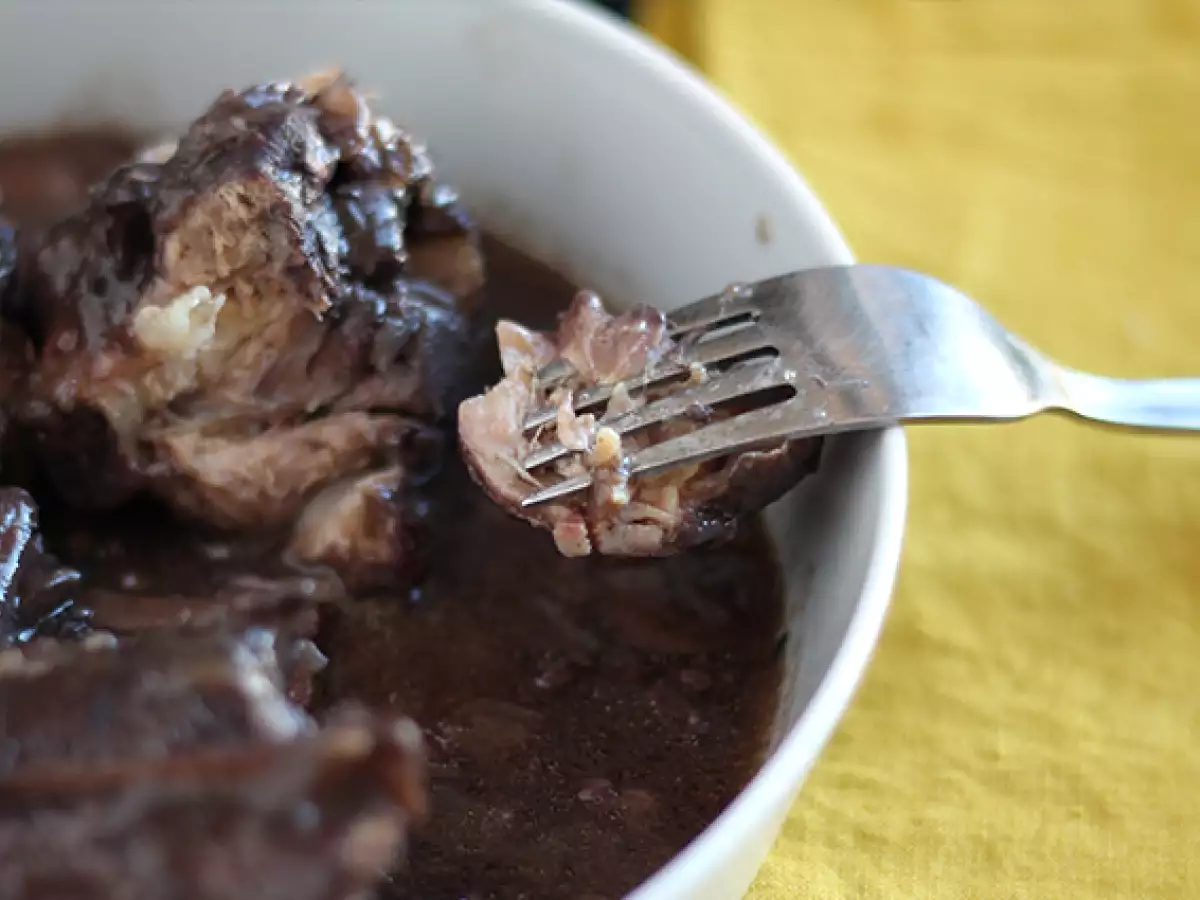 Coq au vin (Fransız usulü şaraplı horoz yahnisi) - fotoğraf 2