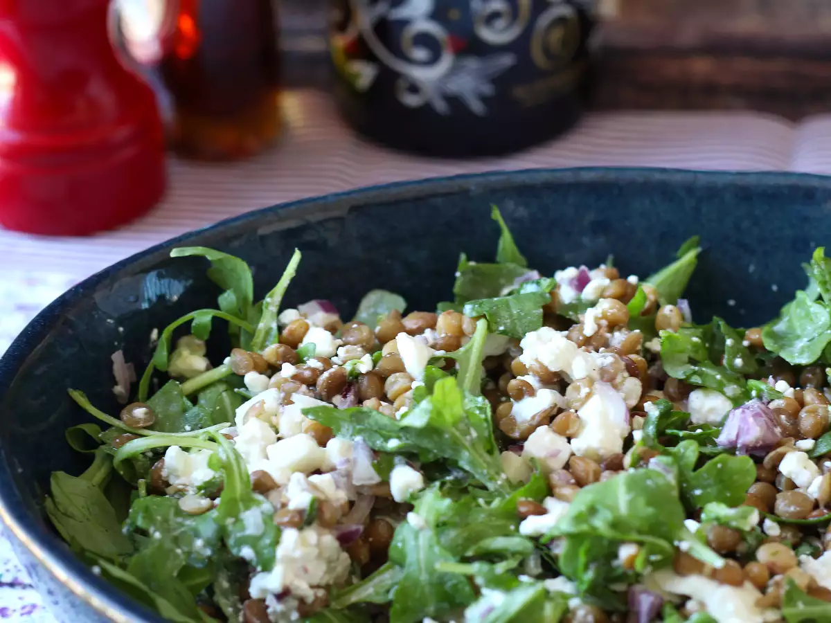 Cottage peynirli, proteinli mercimek salatası: kolay ve hızlı