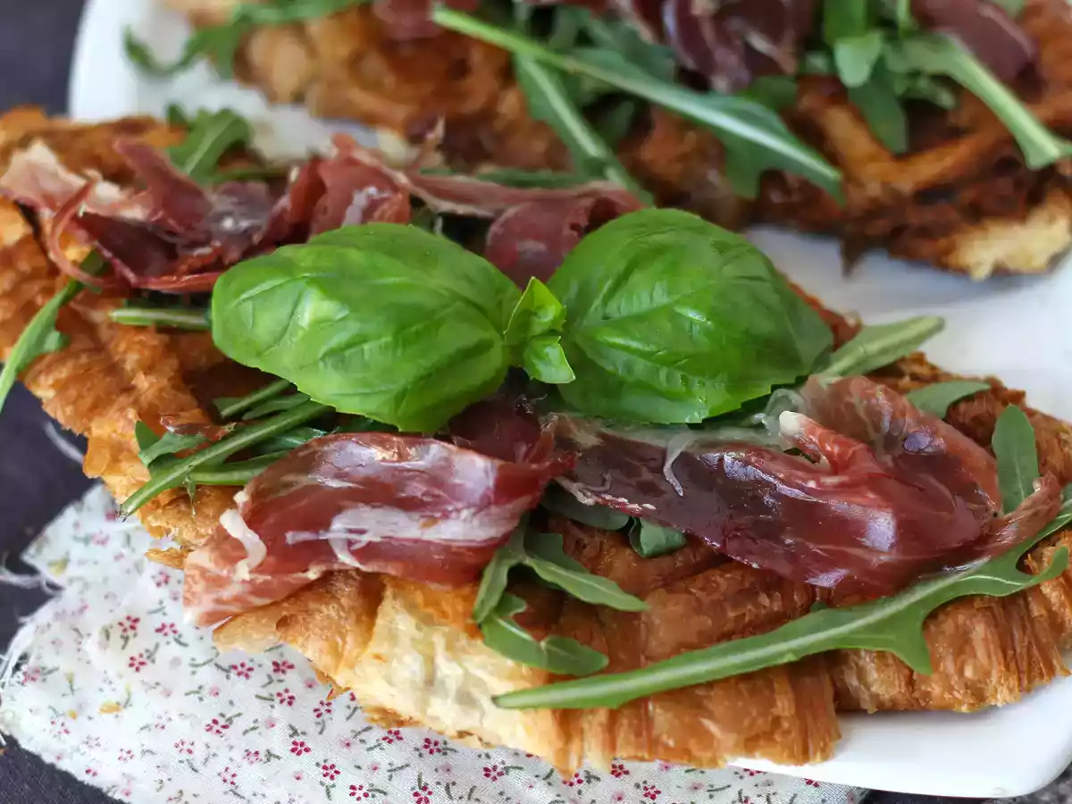 Croffle, incir reçeli, keçi peyniri ve İberya usulü kurutulmuş jambonlu waffle tarzı kruvasan