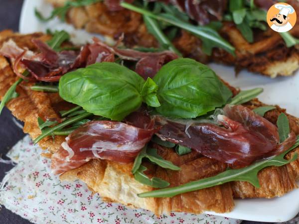 Croffle, incir reçeli, keçi peyniri ve İberya usulü kurutulmuş jambonlu waffle tarzı kruvasan