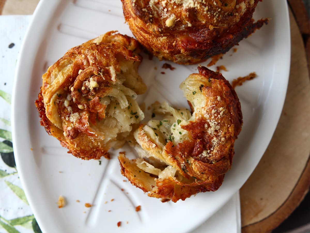 Cruffin, kruvasan ve muffin kombinasyonu, bu durumda parmesan ve mozzarella ile tuzlanmış.