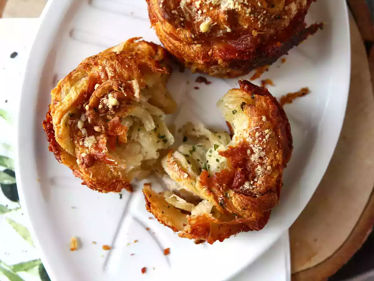 Cruffin, kruvasan ve muffin kombinasyonu, bu durumda parmesan ve mozzarella ile tuzlanmış.