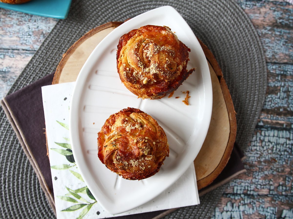Cruffin, kruvasan ve muffin kombinasyonu, bu durumda parmesan ve mozzarella ile tuzlanmış. - fotoğraf 2