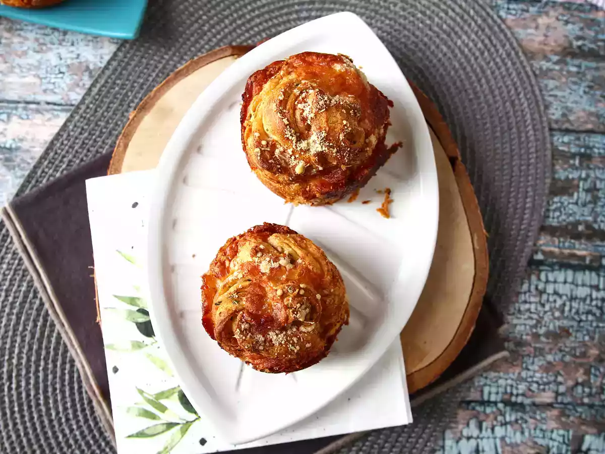 Cruffin, kruvasan ve muffin kombinasyonu, bu durumda parmesan ve mozzarella ile tuzlanmış. - fotoğraf 2