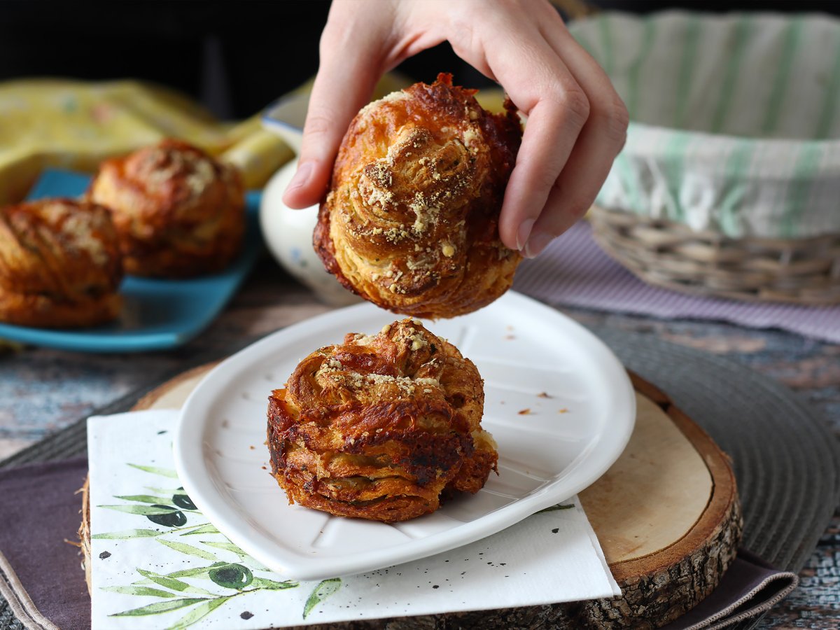 Cruffin, kruvasan ve muffin kombinasyonu, bu durumda parmesan ve mozzarella ile tuzlanmış. - fotoğraf 3