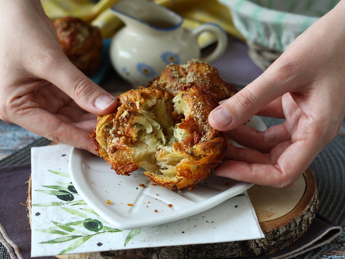 Cruffin, kruvasan ve muffin kombinasyonu, bu durumda parmesan ve mozzarella ile tuzlanmış. - fotoğraf 6