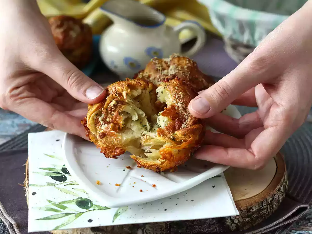 Cruffin, kruvasan ve muffin kombinasyonu, bu durumda parmesan ve mozzarella ile tuzlanmış. - fotoğraf 6