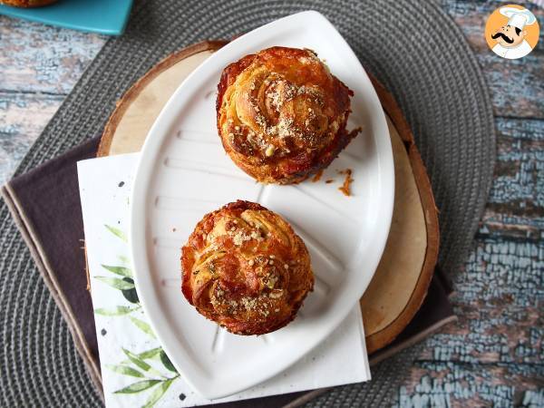 Cruffin, kruvasan ve muffin kombinasyonu, bu durumda parmesan ve mozzarella ile tuzlanmış. - fotoğraf 2