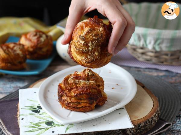 Cruffin, kruvasan ve muffin kombinasyonu, bu durumda parmesan ve mozzarella ile tuzlanmış. - fotoğraf 3