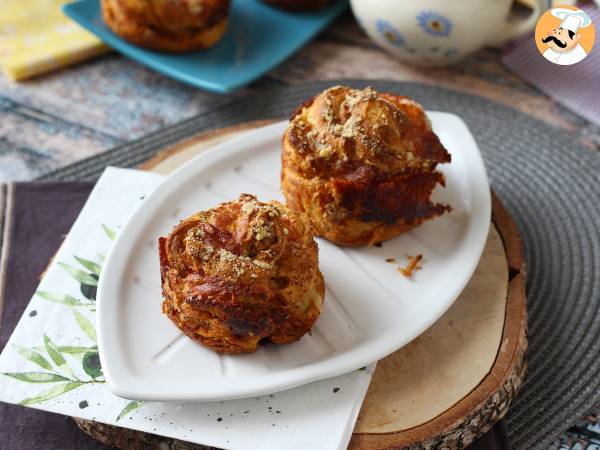 Cruffin, kruvasan ve muffin kombinasyonu, bu durumda parmesan ve mozzarella ile tuzlanmış. - fotoğraf 4