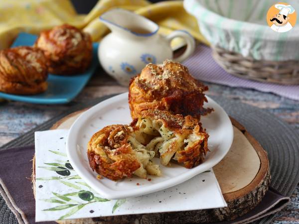 Cruffin, kruvasan ve muffin kombinasyonu, bu durumda parmesan ve mozzarella ile tuzlanmış. - fotoğraf 5