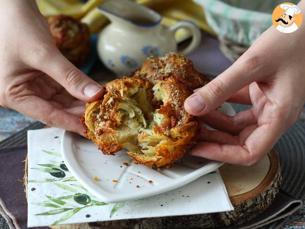 Cruffin, kruvasan ve muffin kombinasyonu, bu durumda parmesan ve mozzarella ile tuzlanmış. - fotoğraf 6