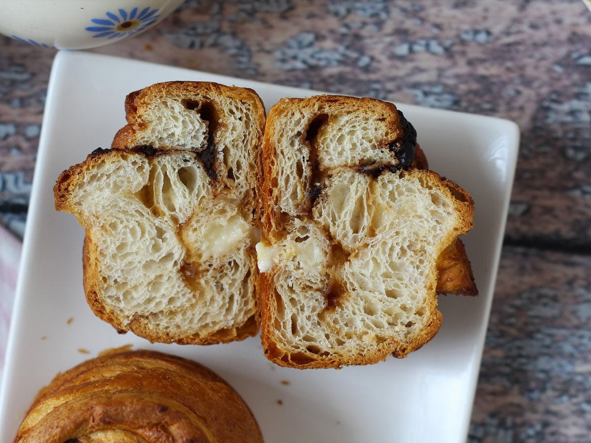 Cruffin, kruvasan ve muffin kombinasyonu, muhallebi ve çikolata ile - fotoğraf 2