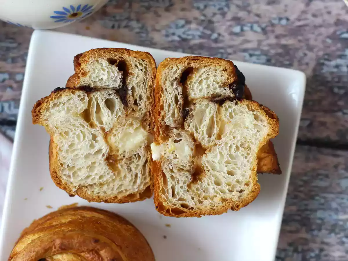 Cruffin, kruvasan ve muffin kombinasyonu, muhallebi ve çikolata ile - fotoğraf 2