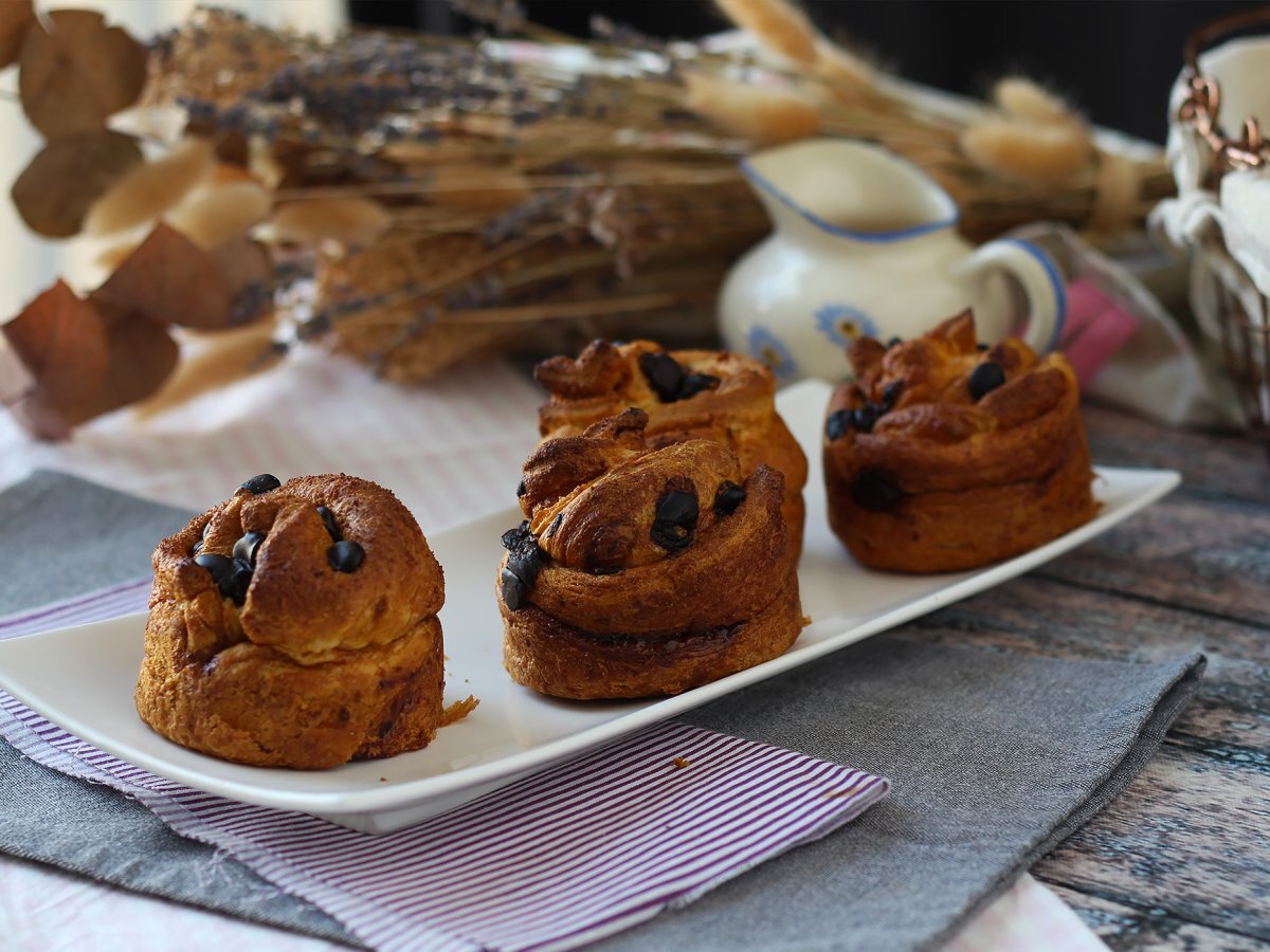 Cruffin, kruvasan ve muffin kombinasyonu, muhallebi ve çikolata ile - fotoğraf 3