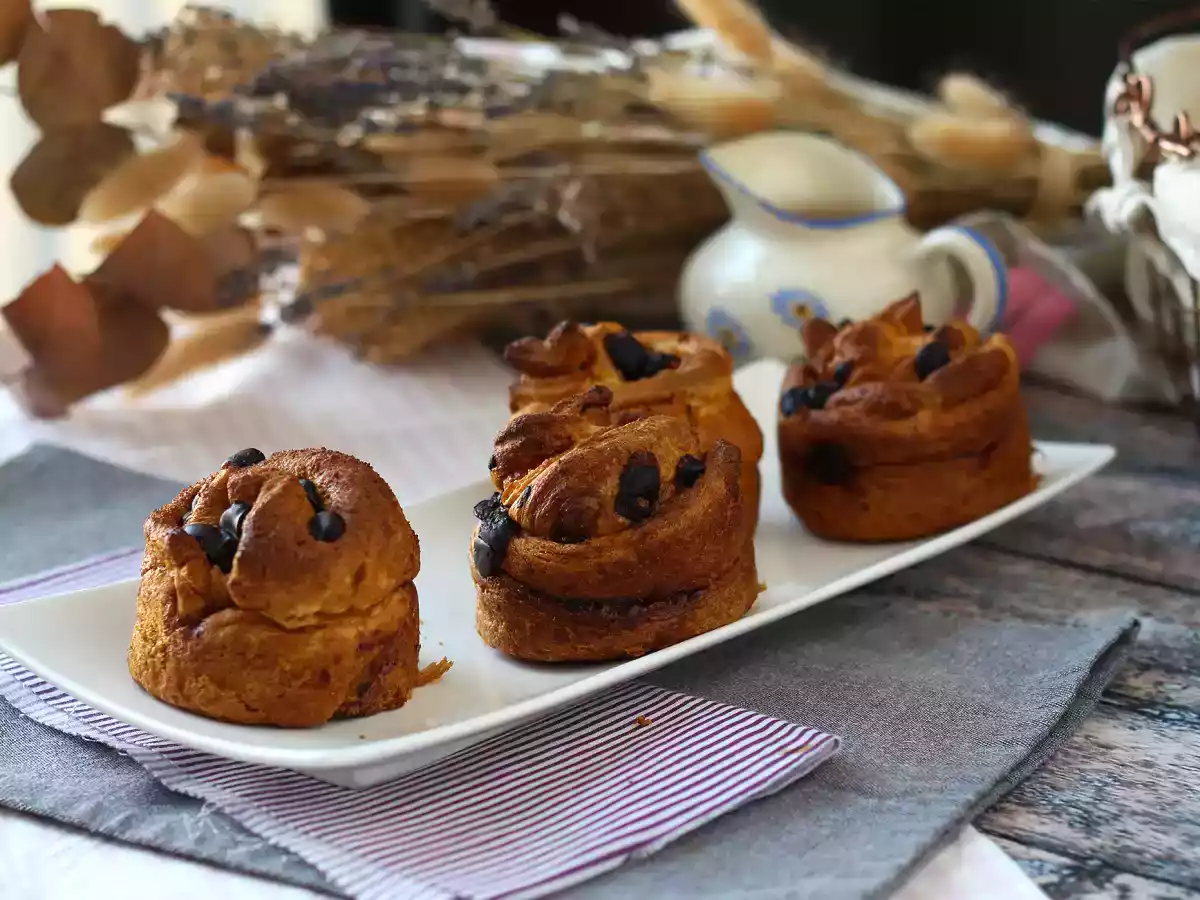 Cruffin, kruvasan ve muffin kombinasyonu, muhallebi ve çikolata ile - fotoğraf 3