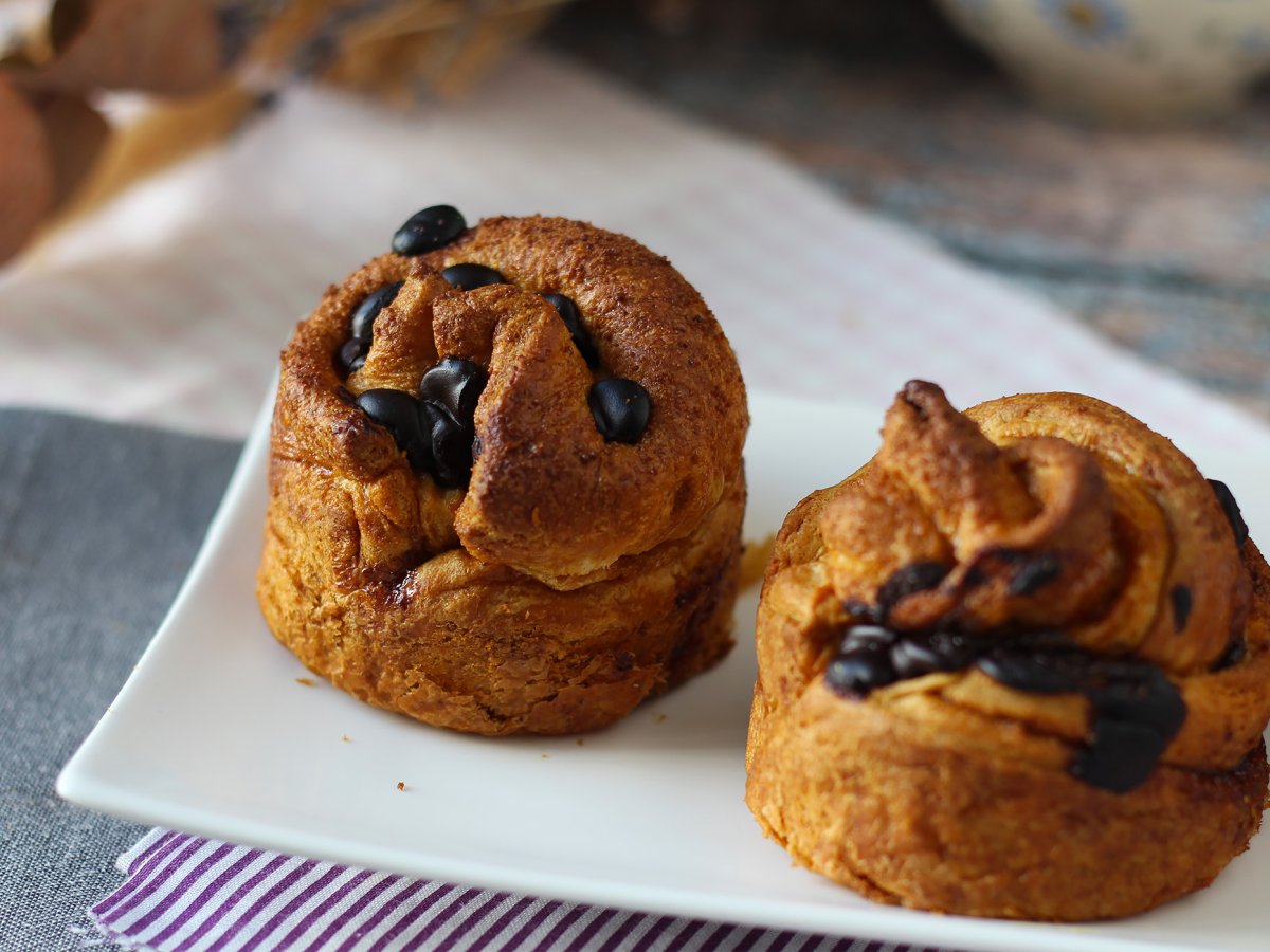 Cruffin, kruvasan ve muffin kombinasyonu, muhallebi ve çikolata ile - fotoğraf 4