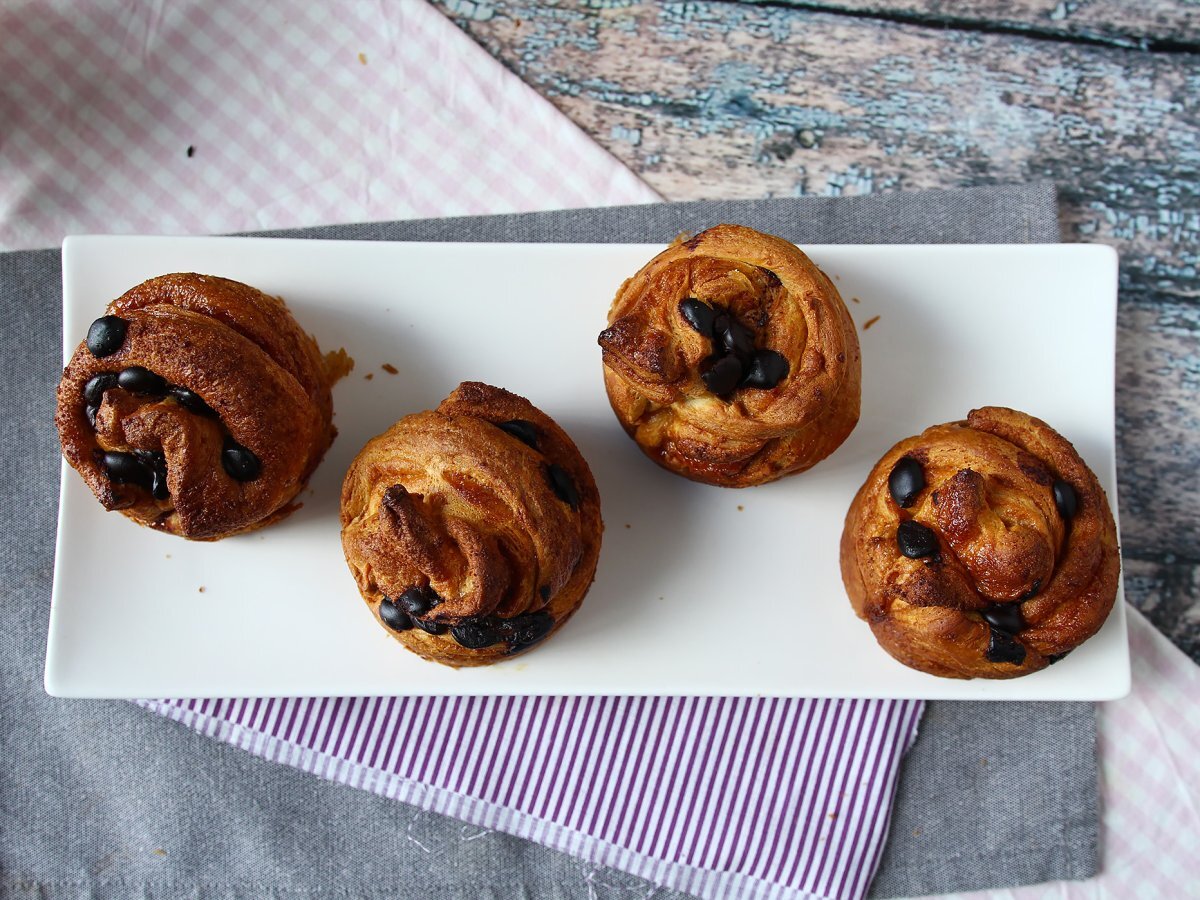 Cruffin, kruvasan ve muffin kombinasyonu, muhallebi ve çikolata ile - fotoğraf 5