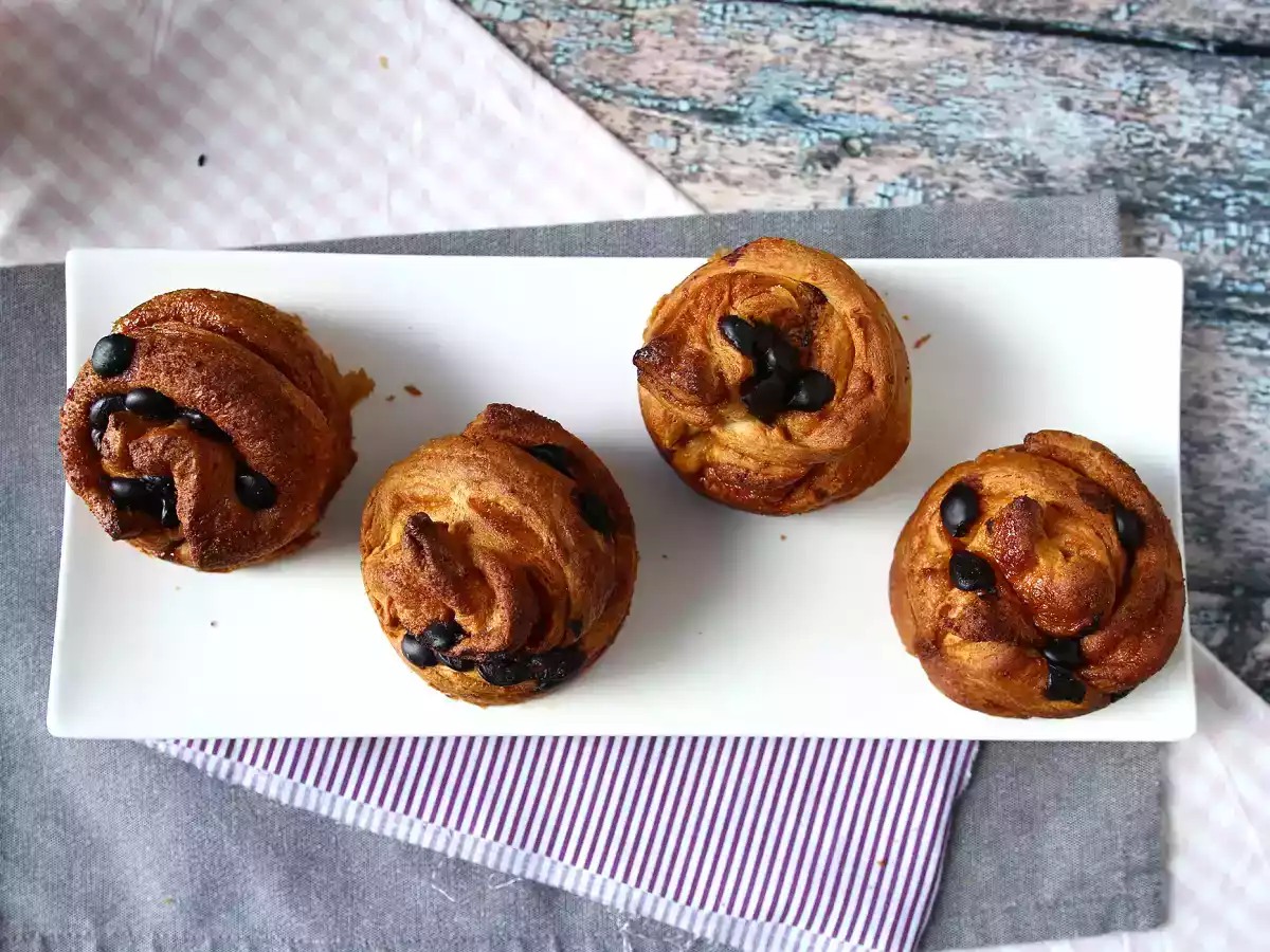 Cruffin, kruvasan ve muffin kombinasyonu, muhallebi ve çikolata ile - fotoğraf 5