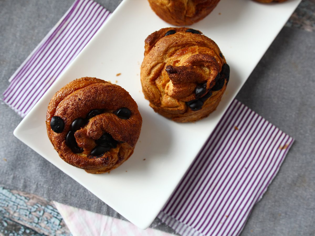 Cruffin, kruvasan ve muffin kombinasyonu, muhallebi ve çikolata ile - fotoğraf 7