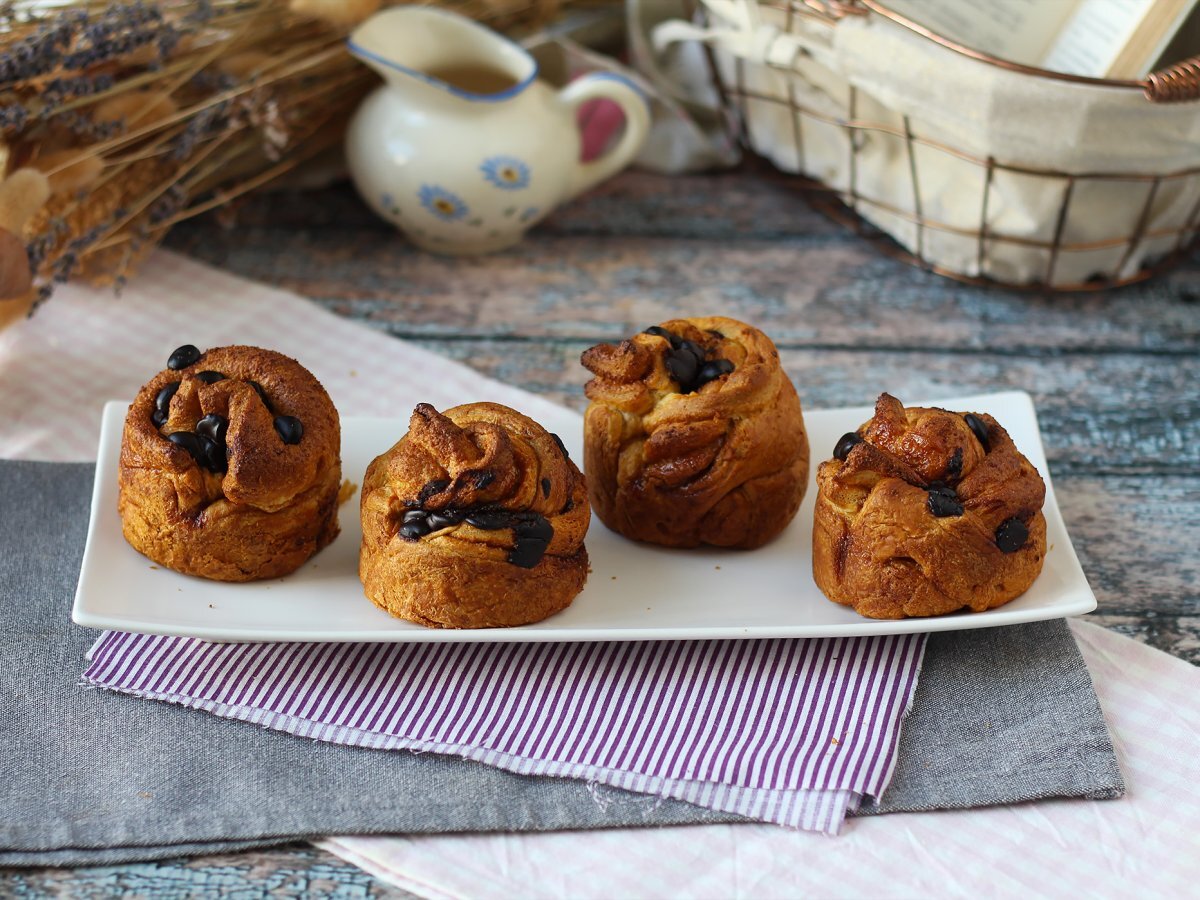 Cruffin, kruvasan ve muffin kombinasyonu, muhallebi ve çikolata ile - fotoğraf 9