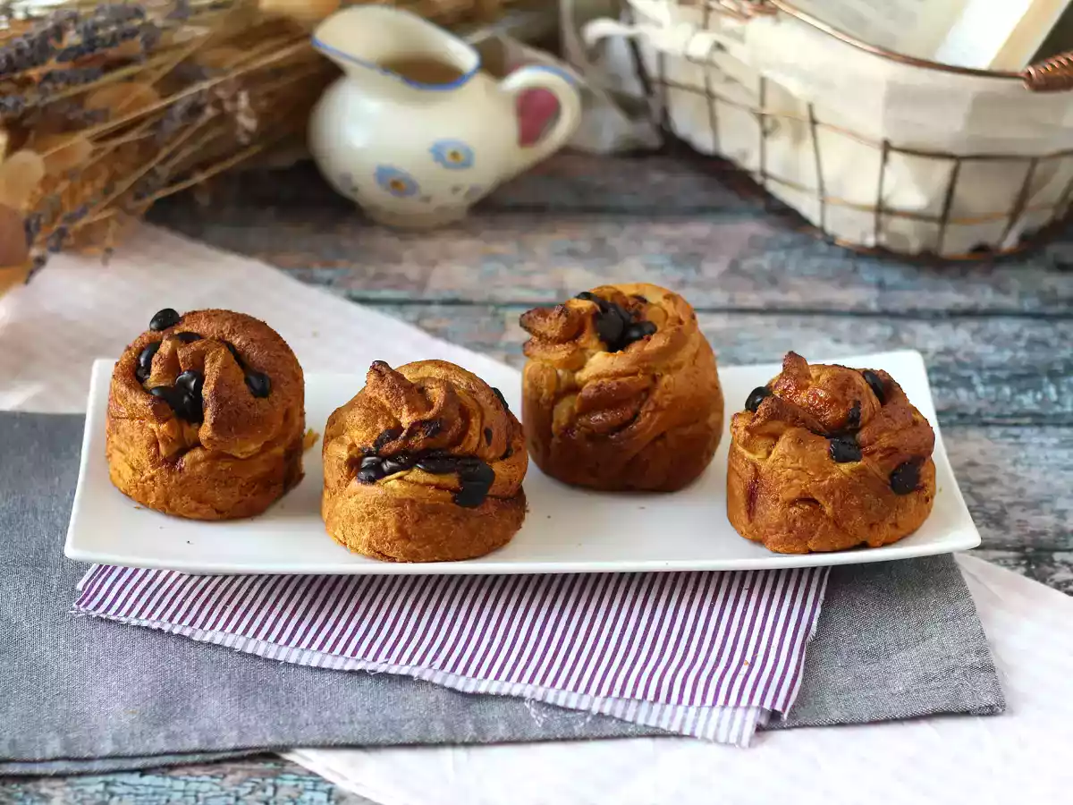 Cruffin, kruvasan ve muffin kombinasyonu, muhallebi ve çikolata ile - fotoğraf 9