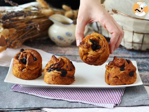 Cruffin, kruvasan ve muffin kombinasyonu, muhallebi ve çikolata ile