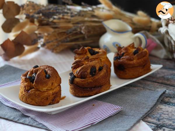 Cruffin, kruvasan ve muffin kombinasyonu, muhallebi ve çikolata ile - fotoğraf 3