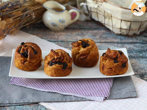 Cruffin, kruvasan ve muffin kombinasyonu, muhallebi ve çikolata ile - fotoğraf 9