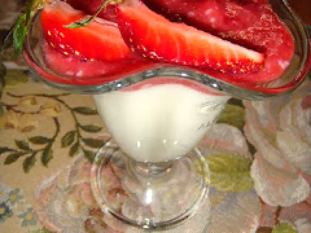 Damla Sakızlı Çilek Soslu Muhallebi