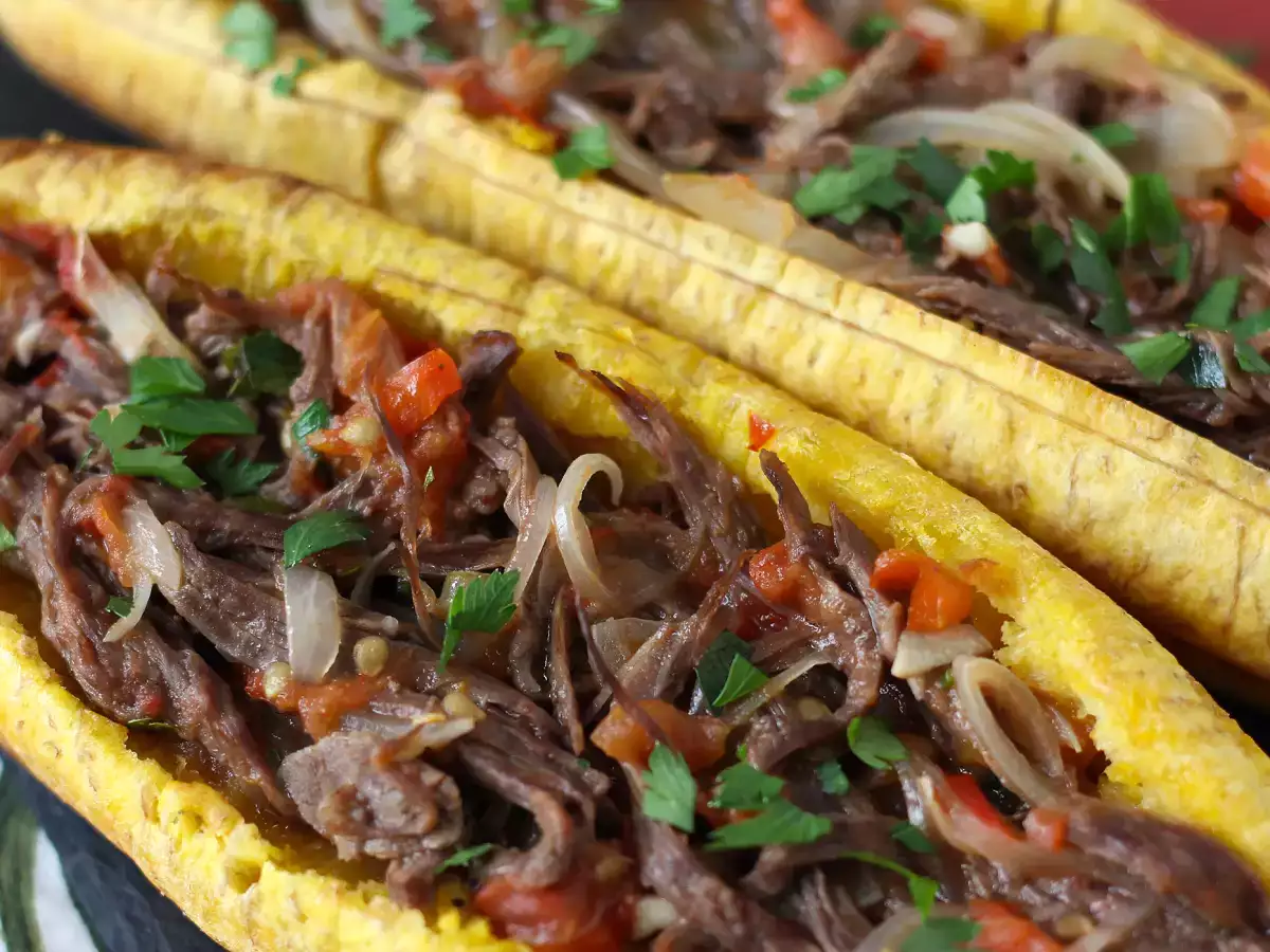 Didiklenmiş Et ve Rendelenmiş Peynir Dolgulu Plantain Muzları - fotoğraf 2
