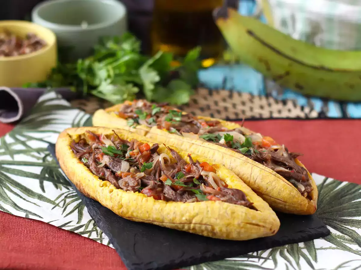 Didiklenmiş Et ve Rendelenmiş Peynir Dolgulu Plantain Muzları - fotoğraf 3
