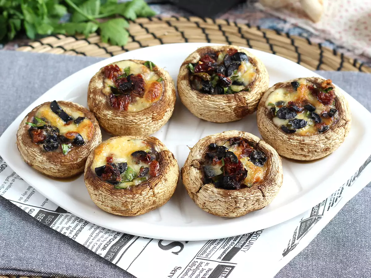 Doldurulmuş ve fırınlanmış mantarlar (aperatif için harika bir fikir) - fotoğraf 5