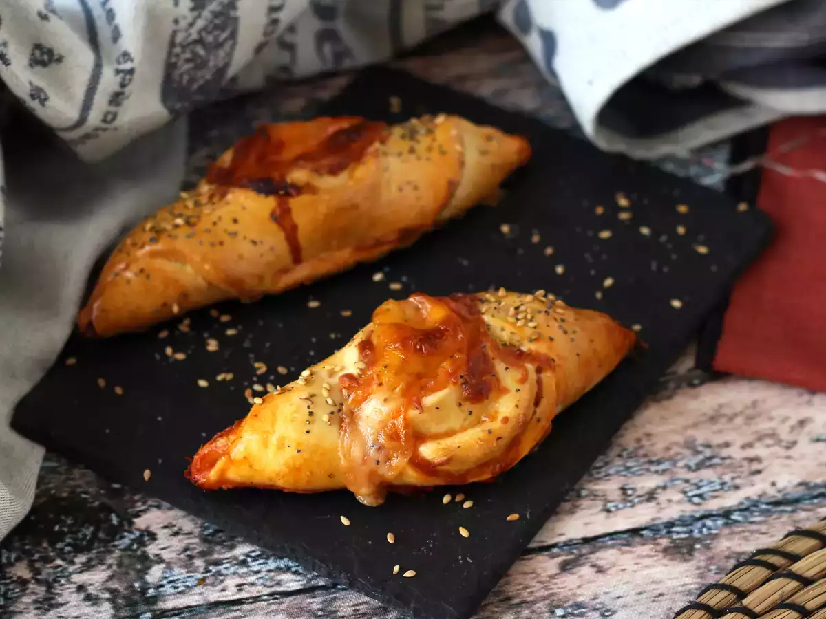 Domates, jambon ve mozzarella sos ile doldurulmuş pizza tarzı kayık rulolar - fotoğraf 3