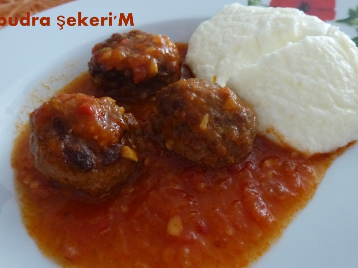 Domates Soslu Fırın Köfte