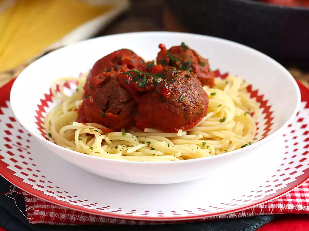 Domates Soslu Vejetaryen Seitan Köftesi