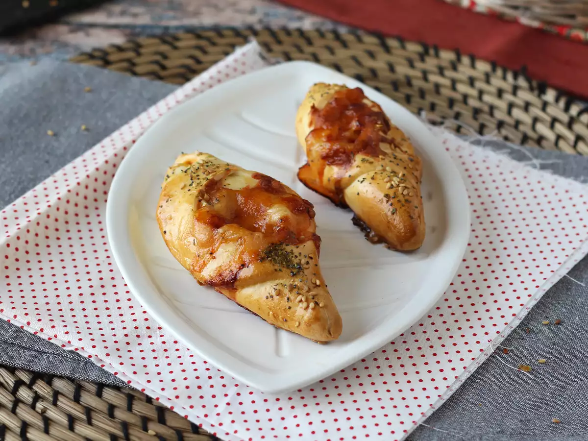 Domates sosu, jambon ve mozzarella dolgulu pizza tarzı kayık ekmekler - fotoğraf 2