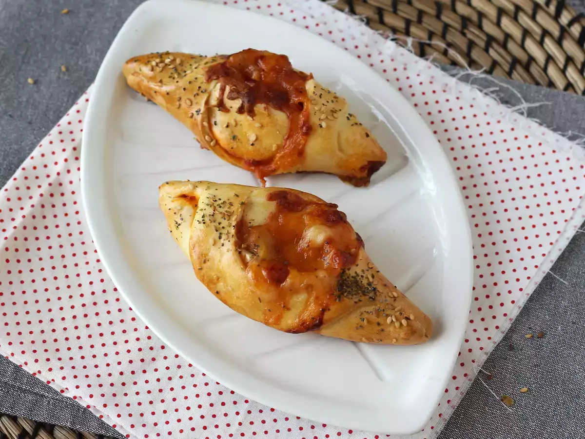 Domates sosu, jambon ve mozzarella dolgulu pizza tarzı kayık ekmekler - fotoğraf 4