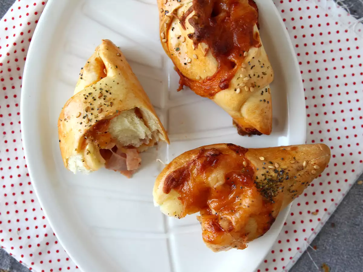 Domates sosu, jambon ve mozzarella dolgulu pizza tarzı kayık ekmekler - fotoğraf 5