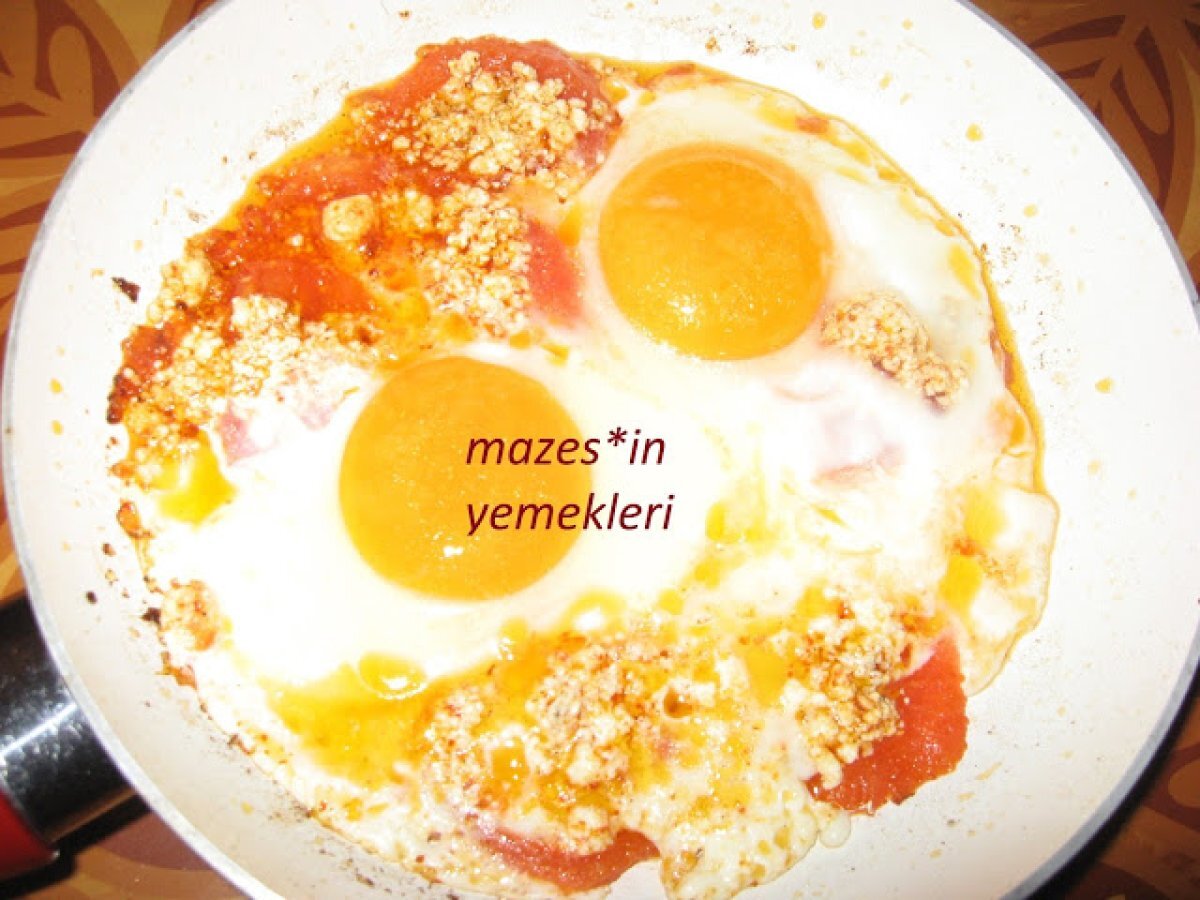 Domates yatağında yumurta