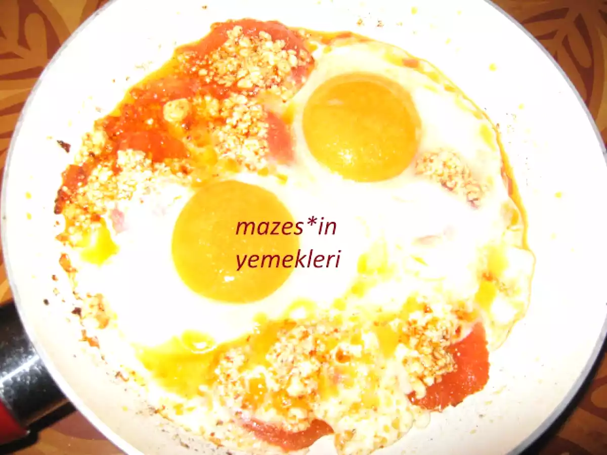 Domates yatağında yumurta