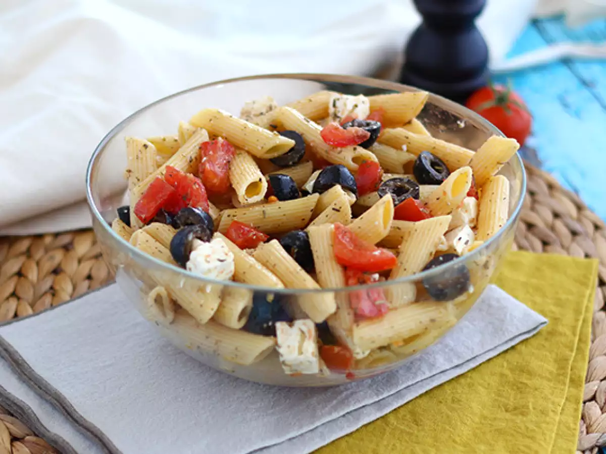 Domatesli, Feta Peynirli ve Zeytinli Makarna Salatası