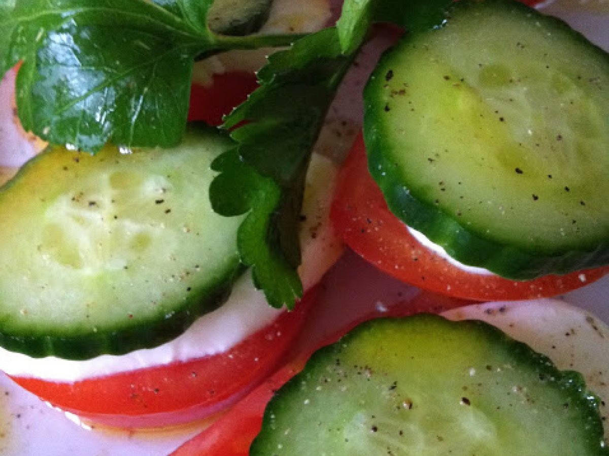 Domatesli mozarella salatası