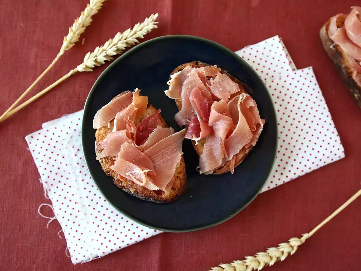 Domatesli ve Serrano Jambonlu Ekmek Dilimleri - fotoğraf 2